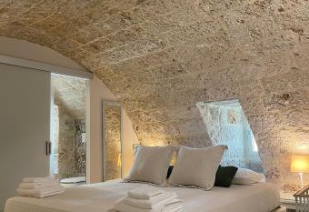 Petra Oikia allows 18 year olds to book a room