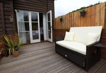 The Three Lions has Balcony rooms