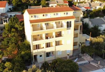 Vila Lena has Balcony rooms