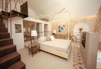 Masseria Francescani has rooms with a private hot tub