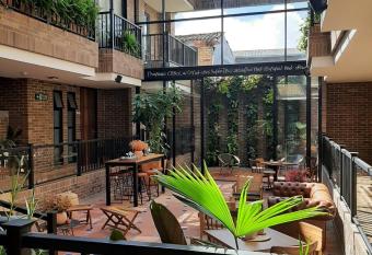 Casa Ros   Hotel allows 18 year olds to book a room