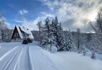 Mountain house Beauty of Laz has rooms with a private hot tub