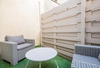 Studio en Duplex-Aircon-Terrasse-Parking-Calme allows 18 year olds to book a room