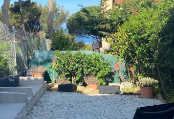 Logement entier T2 climatis  , parking gratuit, jardin, mer allows 18 year olds to book a room