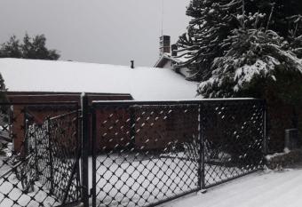 Casa Cerro Dorado vista al lago has rooms with a private hot tub