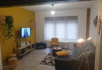 Chambre priv  e au coeur de Calais allows 18 year olds to book a room