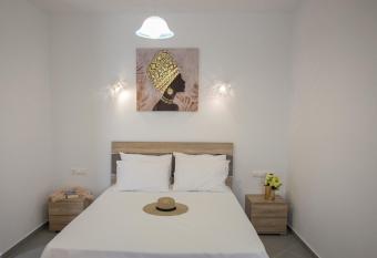 STUDIOS THISEAS allows 18 year olds to book a room