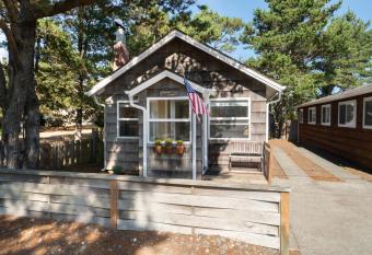 Sandpiper Cottage has Balcony rooms
