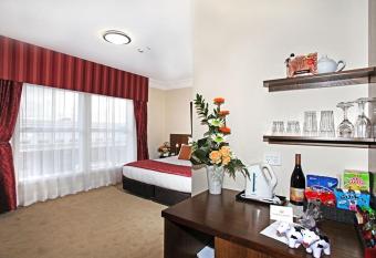 Tuakau Hotel has rooms with a private hot tub