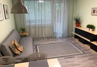 Spacious 1bdrm apartment near metro. Free parking has Balcony rooms