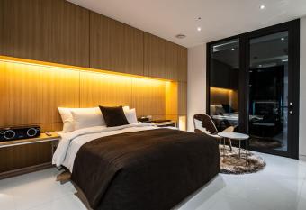 SR Hotel Sadang allows 18 year olds to book a room