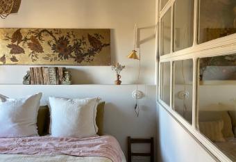 40 Rue de l anguille allows 18 year olds to book a room