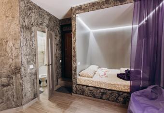     Premium apartment     allows 18 year olds to book a room