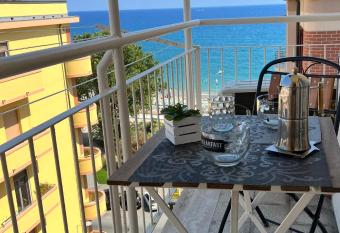 Don Pedro Beach House has Balcony rooms