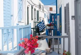 Alessios Houses Mykonos Town allows 18 year olds to book a room