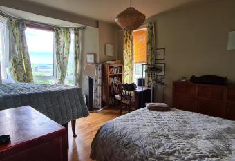 11 Somerville Place East has Balcony rooms