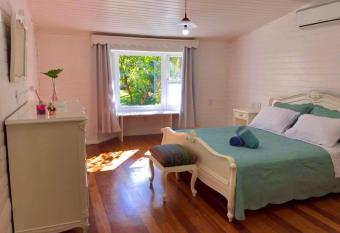 Casa Calandra chal   colonial de madeira na serra ga  cha, CanelaRS allows 18 year olds to book a room