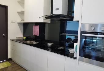 Landmark Residence 2 Service Apartment with WIFI 5min to MRT 20min to KL has Balcony rooms