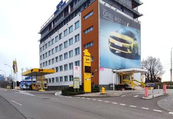 HOTEL JURKI Dom allows 18 year olds to book a room