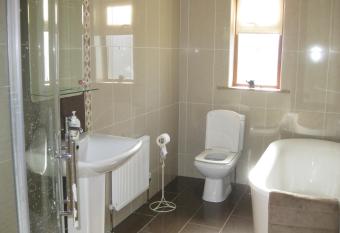 Broadhaven Bay View Private House allows 18 year olds to book a room