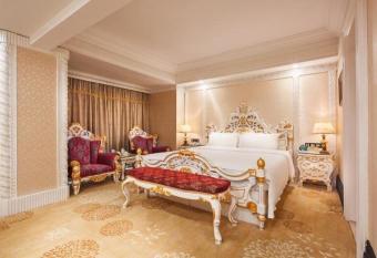 Nanyang King s Gate Hotel has rooms with a private hot tub