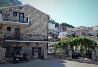 Vila Teodora has Balcony rooms