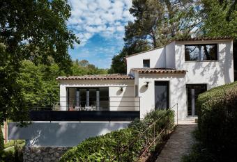 FONDATION CAB St-Paul-de-Vence allows 18 year olds to book a room