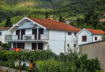 Vila Umicevic has Balcony rooms