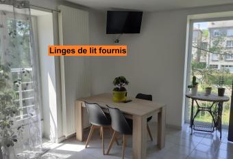 Studio en plein centre ville - 2    4 personnes has Balcony rooms