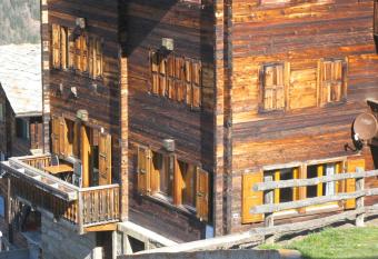 Alpia 26 - Zwei Zimmerwohnung in traditionellem Walliser Haus has Balcony rooms