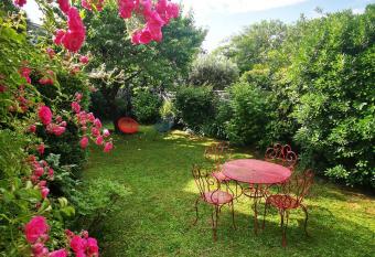 D  pendance Cosy dans Maison Bordelaise    200m du tram et du CHU allows 18 year olds to book a room