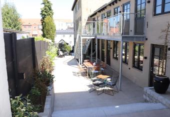 Hotel Petite B&B allows 18 year olds to book a room