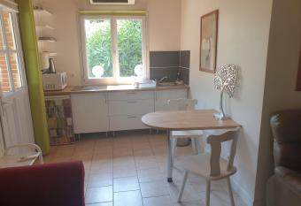 Appartement    Tournefeuille allows 18 year olds to book a room