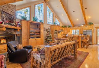 Bearfoot Bungalow has Balcony rooms