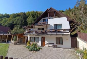 Bystra 14 has rooms with a private hot tub