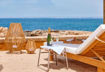 Universal Hotel Cabo Blanco - Adults Only allows 18 year olds to book a room