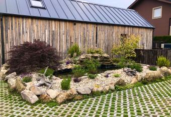 Casitas de Madera O Loureiro allows 18 year olds to book a room