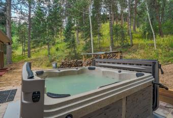 4BR Mountain Retreat Hiking & Pool Table allows 18 year olds to book a room