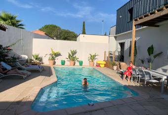 Duplex ind  pendant avec acc  s piscine allows 18 year olds to book a room