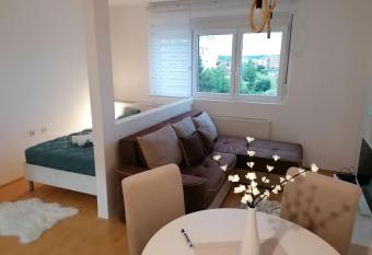 Emili Apartman has Balcony rooms