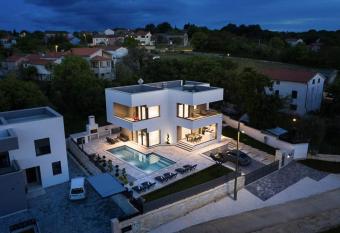 Villa Nalani has Balcony rooms