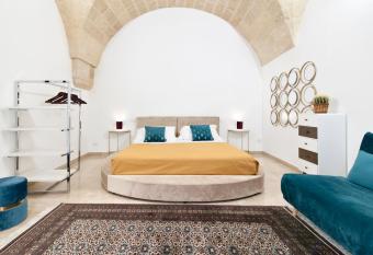 Kalinifta - Jacuzzi & Suites SIT has rooms with a private hot tub