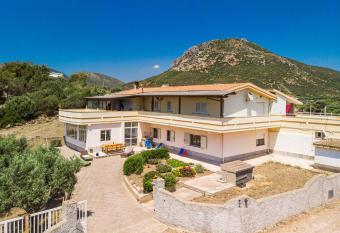 Casa Carmelo has Balcony rooms