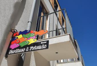 Sardines and Friends Hostel & Apartments has Balcony rooms