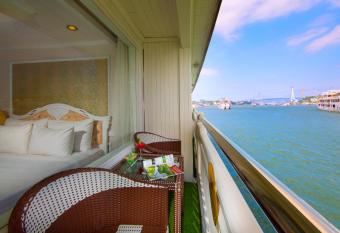 Signature Halong Cruise has rooms with a private hot tub