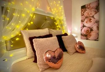 COSY & SPA JACUZZI  allows 18 year olds to book a room