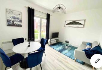 Le Modern Blue entre centre ville et plage allows 18 year olds to book a room