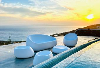 VILLA AGNES MYKONOS has rooms with a private hot tub