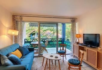 Le paradisier allows 18 year olds to book a room