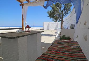 Ano Syros Vibes has Balcony rooms